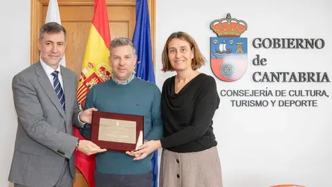 11:00 horas. Despacho del consejero

El consejero de Cultura, Turismo y Deporte, Luis Mart&iacute;nez Abad, entrega de una placa a la familia Cobo en reconocimeinto al trabajo realizado en Heras.