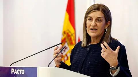 La presidenta de Cantabria, Mar&iacute;a Jos&eacute; S&aacute;enz de Buruaga, firma de la adenda al Pacto Profesional por la Sanidad P&uacute;blica.
10 FEB 26