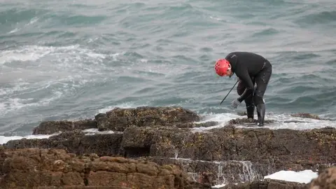 Rinlo, Ribadeo, Lugo. Un grupo de cuatro percebeiras (Cot&eacute; Fdez. del R&iacute;o, Luz Mar&iacute;a Mart&iacute;nez, Conchita Losada y Ver&oacute;nica Ra&ntilde;&oacute;n) y un percebeiro (Lucas Mat&iacute;as) pertenecientes a la Cofrad&iacute;a de mariscadores de Ribadeo, recogen percebes en una zona conocida como As Pudias. El percebe es el marisco m&aacute;s apreciado y cotizado en estos d&iacute;as de Navidad, y el precio por el grande supera con creces los 150&euro; por kilo. En la imagen, instante en la recogida de percebes en As Pudias en la ma&ntilde;ana del mi&eacute;rcoles 21 de diciembre