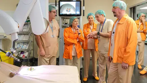 10:30 horas. Edificio 2 de noviembre, Hospital Universitario Marqu&eacute;s de Valdecilla. La presidenta de Cantabria, Mar&iacute;a Jos&eacute; S&aacute;enz de Buruaga, asiste a una demostraci&oacute;n de funcionamiento del Robot 'Da Vinci'. 17 de febrero de 2026 &copy; Ra&uacute;l Lucio