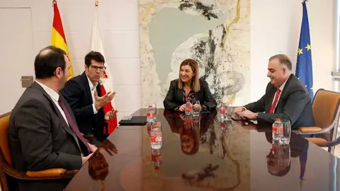 La presidenta de Cantabria, Mar&iacute;a Jos&eacute; S&aacute;enz de Buruaga, reuni&oacute;n con Joaqu&iacute;n Gonz&aacute;lez, director auton&oacute;mico de Telef&oacute;nica en Cantabria.
23 FEB 26