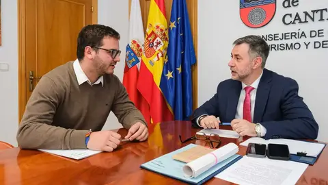 12:30 horas. Despacho del consejero. El consejero de Cultura, Turismo y Deporte, Luis Mart&iacute;nez Abad, recibe al alcalde de Tudanca, Mario Gonz&aacute;lez. 26 de febrero de 2026 &copy; Ra&uacute;l Lucio