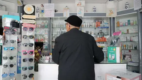 Pedrafito do Cebreiro y Cervantes, Lugo. Farmacias de Pedrafita y San Rom&aacute;n de Cervantes, en Lugo, donde la Xunta de Galicia viene de nombrar 11 zonas farmac&eacute;uticas especiales, que se corresponden con los concellos que &uacute;nicamente disponen de un despacho de farmacia y adem&aacute;s presentan una densidad poblacional inferior a los 10h/m2. En la imagen, actividad comercial en la farmacia de Pedrafita do Cebreiro, en la ma&ntilde;ana del mi&eacute;rcoles 25 de febrero