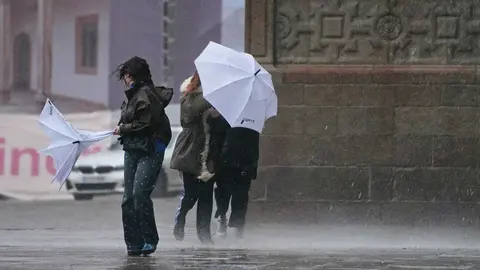 Temporal de lluvia en Santiago - Alerta naraja en Santiago   y roja en Pontevedra por fuertes lluvias - temporal Joseph