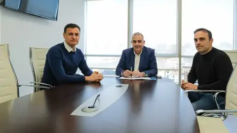 08:30 horas. Despacho del consejero. El consejero de Fomento, Vivienda, Ordenaci&oacute;n del Territorio y Medio Ambiente, Roberto Media, recibe al alcalde de Las Rozas de Valdearroyo. &copy; Ra&uacute;l Lucio