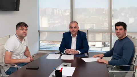 09:30 horas. Despacho del consejero
El consejero de Fomento, Vivienda, Ordenaci&oacute;n del Territorio y Medio Ambiente, Roberto Media, recibe al alcalde de Tresviso. 20/03/2026. Jimena Aguirre