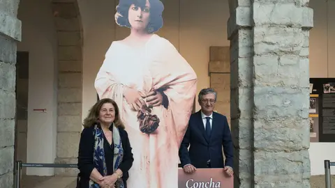 Conferencia "Concha Espina y sus escritos sobre la Guerra Civil" con el editor Jes&uacute;s Blazquez y la nieta de la escritora Concha de la Serna en la sala Arquitecto Alday del Parlamento de Cantabria.