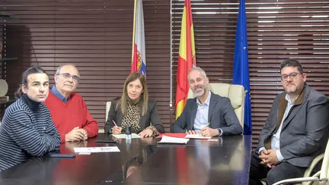 11:15 horas. Consejer&iacute;a de Educaci&oacute;n, Sala Blanca
El consejero de Educaci&oacute;n, Formaci&oacute;n Profesional y Universidades, Sergio Silva, recibe al Sindicato TU que firma su adhesi&oacute;n al acuerdo de subida salarial de los docentes de Cantabria.