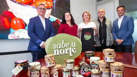 La consejera de Desarrollo Rural, Ganader&iacute;a, Pesca y Alimentaci&oacute;n, Mar&iacute;a Jes&uacute;s Susinos, recibe al primer productor que ha incluido Sabe a Norte en sus embalajes
N ROMERO
30 MAR 26