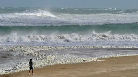 23/10/25 Santander 
Un chico observa las olas producidas por la borrasca Benjamin en la playa de San Juan de la Canal 
EUROPA PRESS NACHO CUBERO