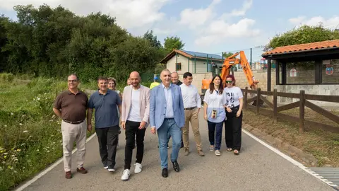 10:30 horas. Urb. Se&ntilde;a-Bellavista. Se&ntilde;a
https://www.google.com/maps/place/Urb.+Se%C3%B1a-Bellavista+Pe%C3%B1afl,+2C,+Limpias,+Cantabria/@43.3957789,-3.4173042,15z/data=!4m6!3m5!1s0xd4eea805eb0190b:0xf8b147af01bdf6c6!8m2!3d43.3957789!4d-3.4173042!16s%2Fg%2F11cs7nqphx 

El consejero de Fomento, Ordenaci&oacute;n del Territorio y Medio Ambiente, Roberto Media, pone la primera piedra de la carretera Se&ntilde;a-Laredo.