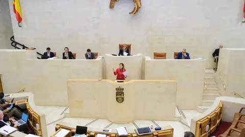 18:00 horas. Parlamento de Cantabria. La presidenta de Cantabria, Mar&iacute;a Jos&eacute; S&aacute;enz de Buruaga, interviene en la sesi&oacute;n plenaria.13 de abril de 2026 &copy; Ra&uacute;l Lucio
