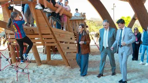 11:00 horas. Pomaluego, Casta&ntilde;eda. https://maps.app.goo.gl/jKkdvY4kJ3quDLRy6
La presidenta de Cantabria, Mar&iacute;a Jos&eacute; S&aacute;enz de Buruaga, inaugura el nuevo parque infantil cubierto. 15/04/2026