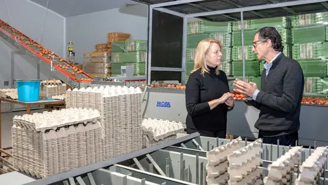 12:00 horas. San Felices de Buelna. https://maps.app.goo.gl/ZDEnHEA6poaw2vvQ6
La consejera de Desarrollo Rural, Ganader&iacute;a, Pesca y Alimentaci&oacute;n, Mar&iacute;a Jes&uacute;s Susinos, visita la granja de gallinas Portilla.