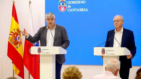 Los consejeros de Econom&iacute;a, Hacienda, Fondos Europeos y Financiaci&oacute;n Auton&oacute;mica, Luis &Aacute;ngel Ag&uuml;eros, y de Industria, Empleo, Innovaci&oacute;n y Comercio, Eduardo Arasti, presentan el primer paquete de medidas para paliar los efectos del impacto de la Guerra de Oriente Medio en Cantabria.
23 ABR 26