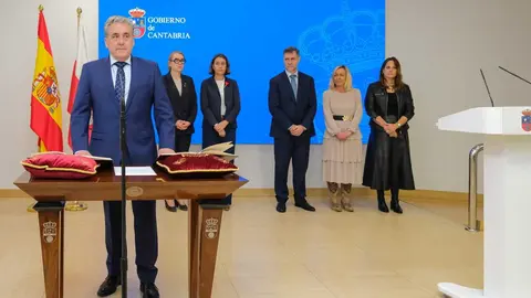 9:00 horas. Sala de Prensa del Gobierno de Cantabria. El consejero de Cultura, Turismo y Deporte, Luis Mart&iacute;nez Abad, preside la toma de posesi&oacute;n del director general de Turismo, Jos&eacute; Luis L&oacute;pez Vielba. 24 de abril de 2026 &copy; Ra&uacute;l Lucio