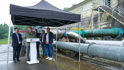 10:30 horas. Colindres. El consejero de Fomento, Vivienda, Ordenaci&oacute;n del Territorio y Medio Ambiente, Roberto Media, visita las obras de renovaci&oacute;n de tuber&iacute;as de abastecimiento del Plan As&oacute;n. 29 de abril de 2026 &copy; Ra&uacute;l Lucio