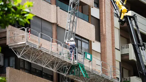 Los episodios de calor extremo alcanzar&aacute;n su m&aacute;ximo durante el martes y el
mi&eacute;rcoles de esta semana, a los que se sumar&aacute;n posibles amagos tormentosos en
las zonas de las sierras de Alcaraz, Segura y la Mancha albacete&ntilde;a, con altas
rachas de vientos y una gran densidad de rayos nube-tierra.