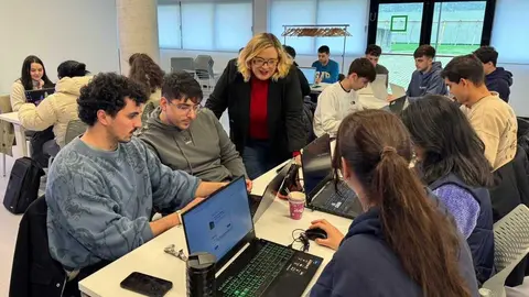 ndustria_cantabria_tech_talent

 

El Gobierno de Cantabria, a trav&eacute;s de la Consejer&iacute;a de Industria, Empleo, Innovaci&oacute;n y Comercio, en colaboraci&oacute;n con la C&aacute;mara de Comercio de Cantabria, pondr&aacute; en marcha la segunda edici&oacute;n del programa de formaci&oacute;n en competencias digitales &lsquo;Cantabria Tech Talent&rsquo; para formar especialistas en las Tecnolog&iacute;as de la Informaci&oacute;n y la Comunicaci&oacute;n (TIC) en el marco de la I Agenda Digital de Cantabria con el fin de dar respuesta a las dificultades que tienen las empresas de la regi&oacute;n para encontrar y contratar este tipo de perfiles, a los que se pretende insertar r&aacute;pidamente en el entorno profesional.
8 MAY 26