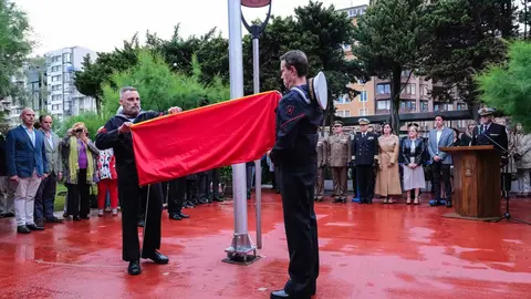21:00 horas. Jardines de la Comandancia Naval de Santander. La consejera de Presidencia, Justicia, Seguridad y Simplificaci&oacute;n Administrativa, Isabel Urrutia, asiste al acto de arriado de bandera con ocasi&oacute;n de la celebraci&oacute;n de la VII Jornada Hist&oacute;rica de la Armada. 8 de mayo de 2026 &copy; Ra&uacute;l Lucio