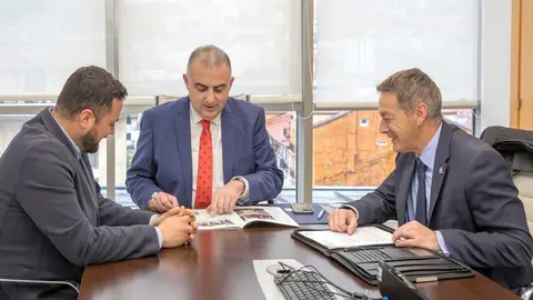 09:30 horas. Despacho del consejero
El consejero de Fomento, Vivienda, Ordenaci&oacute;n del Territorio y Medio Ambiente, Roberto Media, se re&uacute;ne con el alcalde de Campoo de En medio.