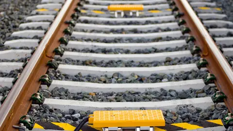 Balizas de ERTMS, se&ntilde;ales de v&iacute;a, traviesas, catenarias en tramo PAET de Pozorrubielos - Albacete.
