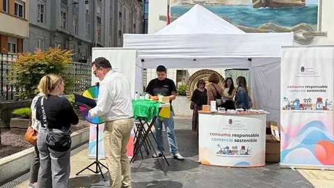 El Gobierno de Cantabria, a trav&eacute;s de la Consejer&iacute;a de Industria, Empleo, Innovaci&oacute;n y Comercio, se sum&oacute; ayer, 19 de mayo, a los actos conmemorativos de la Semana de la Administraci&oacute;n Abierta 2026 con una jornada divulgativa y participativa dirigida a la ciudadan&iacute;a bajo el lema &lsquo;Comercio y Consumo: participa, aprende y gana&rsquo;.