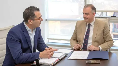 09:00 horas. Despacho del consejero
El consejero de Fomento, Vivienda, Ordenaci&oacute;n del Territorio y Medio Ambiente, Roberto Media, recibe al alcalde de Val de San Vicente.