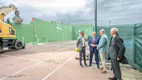 12:00 horas. Los Corrales de Buelna
El consejero de Fomento, Vivienda, Ordenaci&oacute;n del Territorio y Medio Ambiente, Roberto Media, visita las obras de la cubierta de las pistas de tenis.
