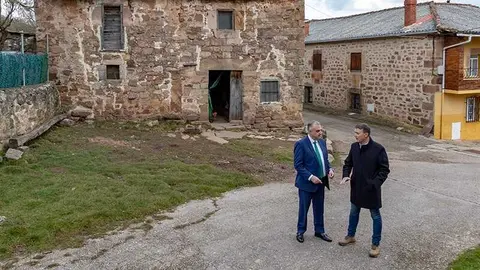 10:00 horas. Valdeolea https://maps.app.goo.gl/hCCTF6p4GjmWXbWe8

El consejero de Fomento, Ordenaci&oacute;n del Territorio y Medio Ambiente, Roberto Media, inaugura obras de asfaltado en el municipio.