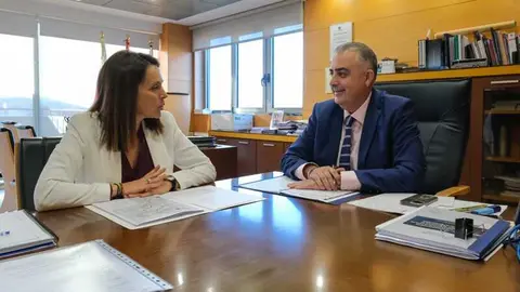09:00 horas. Despacho del consejero. El consejero de Fomento, Vivienda, Ordenaci&oacute;n del Territorio y Medio Ambiente, Roberto Media, se re&uacute;ne con la alcaldesa de Santa Cruz de Bezana. 27 de octubre de 2025 &copy; Ra&uacute;l Lucio