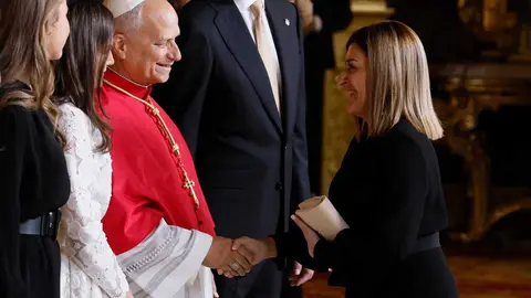 MADRID, 06/06/2026.- La presidenta de Cantabria, Mar&iacute;a Jos&eacute; S&aacute;enz de Buruaga (d), saluda al papa Le&oacute;n XIV en presencia del rey Felipe VI, durante el tradicional besamanos que ha tenido lugar en el Sal&oacute;n del Trono del Palacio Real, dentro de la ceremonia oficial de bienvenida al Sumo Pont&iacute;fice que inicia este s&aacute;bado en la capital un viaje de seis d&iacute;as a Espa&ntilde;a. EFE/Ballesteros