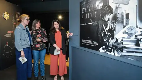 12:00 horas. Museo Mar&iacute;timo del Cant&aacute;brico. La directora general de Cultura y Patrimonio Hist&oacute;rico, Eva Guillermina Fern&aacute;ndez, inaugura la exposici&oacute;n 'Luisa de la vega: El arte de ilustrar la ciencia&rsquo;. 8 de junio &copy; Ra&uacute;l Lucio