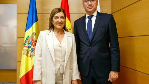 La presidenta de Cantabria, Mar&iacute;a Jos&eacute; S&aacute;enz de Buruaga, recibe al embajador de Moldavia, Eugeniu Revenco
17 JUN 26