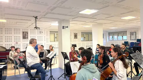 Es uno de los ensayos de la orquesta que participa en el Musical Sonrisas y L&aacute;grimas y en el que participar&aacute; alumnado del Conservatorio Profesional de Torrelavega, el IES Foramontanos de Cabez&oacute;n de la Sal, el IES Manuel Guti&eacute;rrez Arag&oacute;n, de Vi&eacute;rnoles, y la orquesta AEDEA de Santander