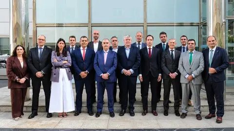 9:30 horas Sala de prensa del Gobierno de Cantabria. Los consejeros de Econom&iacute;a, Hacienda, Financiaci&oacute;n Auton&oacute;mica y Fondos Europeos, Luis &Aacute;ngel Ag&uuml;eros, y de Fomento, Vivienda, Ordenaci&oacute;n del Territorio y Medio Ambiente, Roberto Media, firman con entidades bancarias los convenios para avalar el 20 por ciento de la compra de la primera vivienda para menores de 45 a&ntilde;os. 22 de junio de 2026 &copy; Ra&uacute;l Lucio