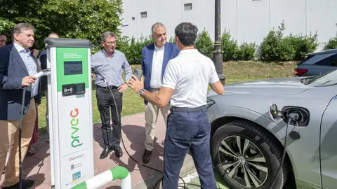 11:00 horas. Sar&oacute;n https://maps.app.goo.gl/tFhDbnef6QmxsJ9A9
El consejero de Fomento, Vivienda, Ordenaci&oacute;n del Territorio y Medio Ambiente, Roberto Media, asiste al inicio de la tercera fase de implantaci&oacute;n de los puntos de recarga para veh&iacute;culos el&eacute;ctricos.