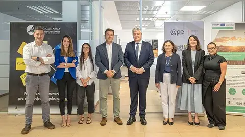 .-12:00 horas. Oficina de Proyectos Europeos (OPE Cantabria). Paseo de Pereda, 13 &ndash; 4&ordf; planta (Casa de Piedra)
Foto del consejero de Econom&iacute;a, Hacienda, Financiaci&oacute;n Auton&oacute;mica y Fondos Europeos, Luis &Aacute;ngel Ag&uuml;eros, junto con el equipo de la OPE.