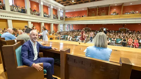 10:00 horas. Paraninfo de la Universidad de Cantabria
El consejero de Educaci&oacute;n, Formaci&oacute;n Profesional y Universidades, Sergio Silva, participa en la entrega de t&iacute;tulos a funcionarios del Cuerpo de Maestros y Profesores.