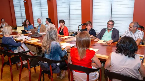 Paraninfo de la Universidad de Cantabria, Calle Sevilla, Santander

El consejero de Educaci&oacute;n, Formaci&oacute;n Profesional y Universidades, Sergio Silva, realiza declaraciones previas a la reuni&oacute;n del Observatorio de la Convivencia en el que se presentar&aacute; la encuesta a centros educativos sobre convivencia escolar y la Gu&iacute;a de la Accesibilidad Emocional. 

N ROMERO
3 JUL 26