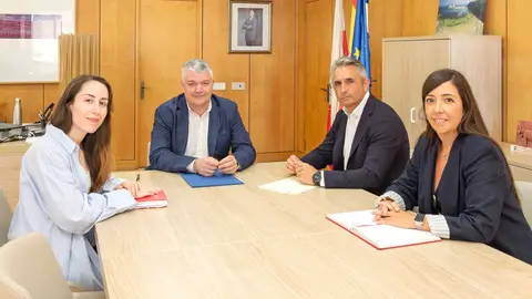 10:30 horas. Despacho del consejero
El consejero de Econom&iacute;a, Hacienda, Fondos Europeos y Financiaci&oacute;n Auton&oacute;mica,
Luis &Aacute;ngel Ag&uuml;eros, firma el convenio de colaboraci&oacute;n con la C&aacute;mara Oficial de
Comercio, Industria y Navegaci&oacute;n de Cantabria para el desarrollo de un programa
de acciones espec&iacute;ficas de formaci&oacute;n e informaci&oacute;n sobre temas europeos en 2026.
