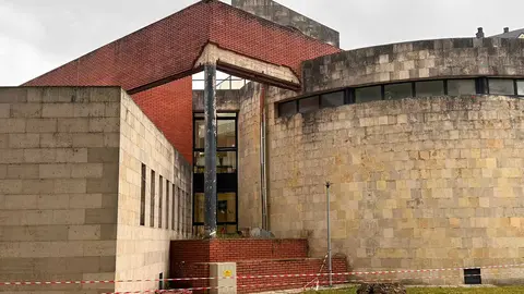 ca&iacute;da de ladrillo en gran cantidad en el centro de salud Cudeyo.