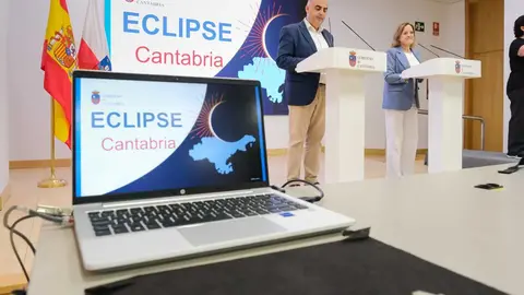 10:00 horas. Sala de Prensa del Gobierno de Cantabria. Los consejeros de Presidencia, Justicia, Seguridad y Simplificaci&oacute;n Administrativa, Isabel Urrutia, y de Fomento, Vivienda, Ordenaci&oacute;n del Territorio y Medio Ambiente, Roberto Media, presentan en rueda de prensa, la planificaci&oacute;n realizada con motivo del eclipse solar del pr&oacute;ximo d&iacute;a 12 de agosto de 2026. 20 de julio de 2026 &copy; Ra&uacute;l Lucio