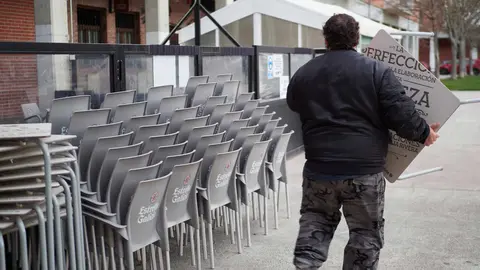 Txabo, due&ntilde;o del Bar Ogi, preparando la terraza para la apertura de la misma, en Pamplona , hoy 26 de noviembre de 2020.