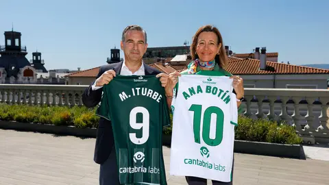 ANA BOTIN Y MANUEL ITURBE CON LA CAMISETA DEL RACING