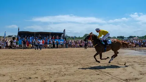 12:30 horas. Playa de Loredo. La consejera de Desarrollo Rural, Ganader&iacute;a, Pesca y Alimentaci&oacute;n, Mar&iacute;a Jes&uacute;s Susinos, asiste al LXIX Derby Internacional de Loredo. 2 de agosto de 2026 &copy; Ra&uacute;l Lucio