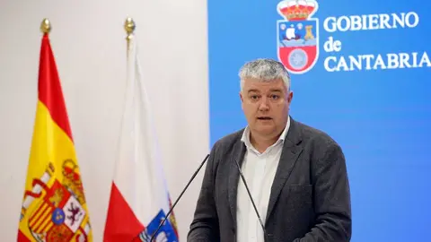 Los consejeros de Econom&iacute;a, Hacienda, Fondos Europeos y Financiaci&oacute;n Auton&oacute;mica, Luis &Aacute;ngel Ag&uuml;eros, y de Industria, Empleo, Innovaci&oacute;n y Comercio, Eduardo Arasti, presentan el primer paquete de medidas para paliar los efectos del impacto de la Guerra de Oriente Medio en Cantabria.
23 ABR 26