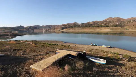 El pantano de La Vi&ntilde;uela situado en el t&eacute;rmino de V&eacute;lez M&aacute;laga se acerca a sus cifras m&iacute;nimas hist&oacute;ricas donde el embalse se encuentra al 12% de su capacidad, donde no llueve desde el pasado invierno y abastece a cerca de doscientos mil habitantes de 14 municipios a 8 de agosto de 2022 en M&aacute;laga, Andaluc&iacute;a.