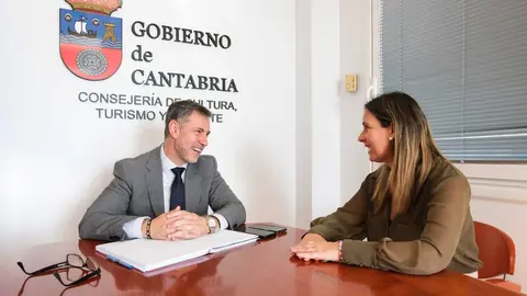 10.30 horas. Despacho del consejero. El consejero de Cultura, Turismo, Deporte, Luis Mart&iacute;nez Abad, recibe a la alcaldesa de Noja, Mireia Maza. 5 de noviembre de 2024 &copy; Ra&uacute;l Lucio