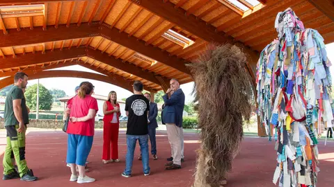 La presidenta de Cantabria, Mar&iacute;a Jos&eacute; S&aacute;enz de Buruaga, inaugura la nueva cubierta de la pista deportiva de Sili&oacute;. 
&copy;Patricia Pereda